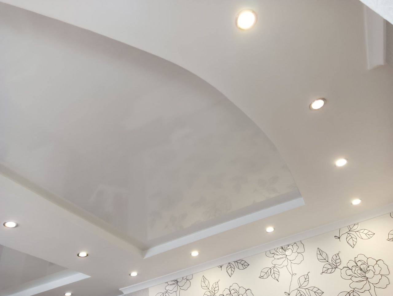 Глянцевый потолок с точечными светильниками, фото 3