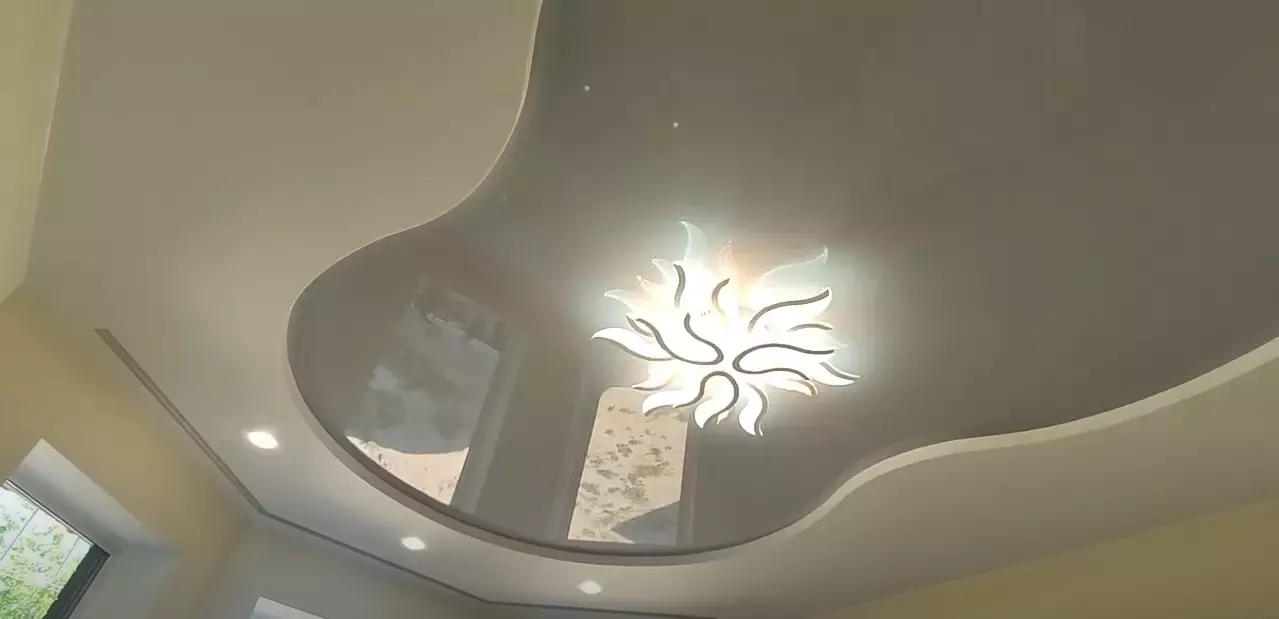 Серый натяжной потолок в гостиную — Москва, Хабаровская улица, 15, фото 2
